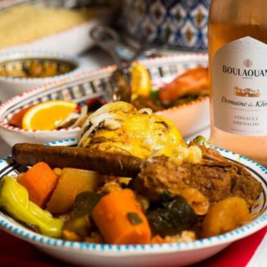 Couscous royal servi avec un vin rosé