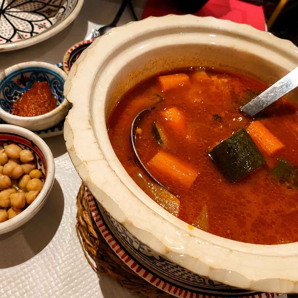 Bouillon de légumes du couscous et pois chiches